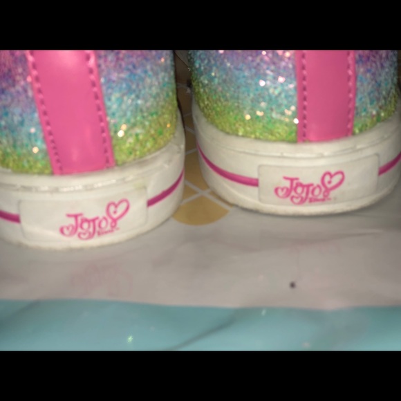 Jojo Siwa rainbow shows with bow - Picture 3 of 5